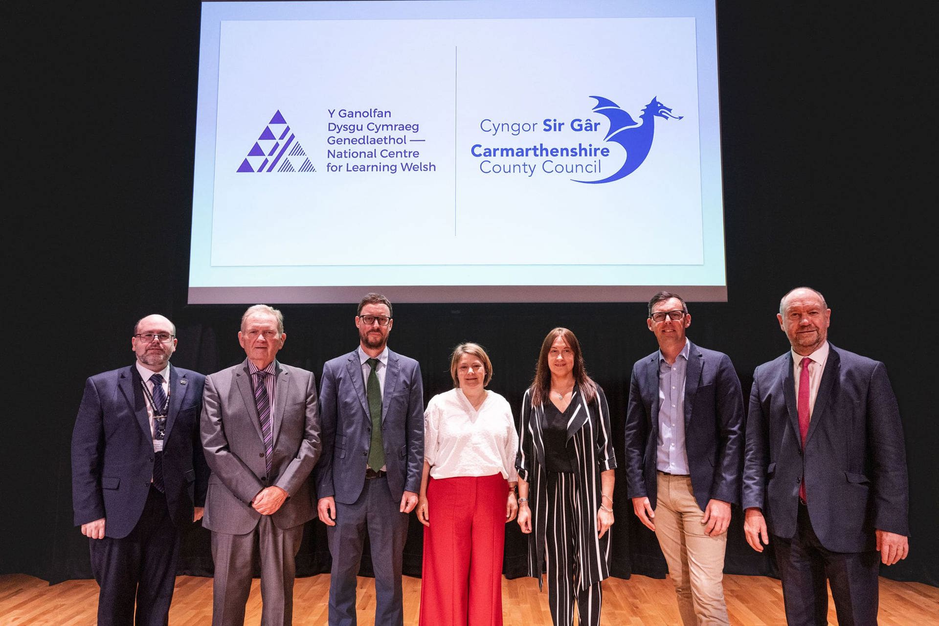 Cydweithio i roi hwb i’r Gymraeg yn Sir Gâr