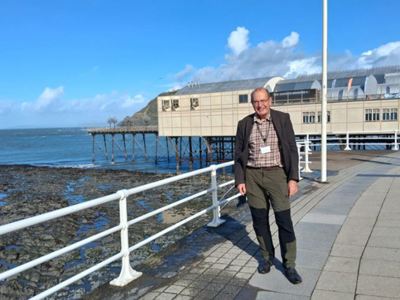 Dysgwr o Gaerloyw yn dychwelyd i Aberystwyth i ddilyn gradd yn y Gymraeg
