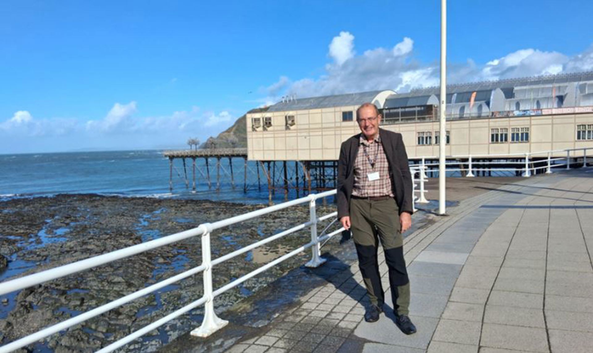 Dysgwr o Gaerloyw yn dychwelyd i Aberystwyth i ddilyn gradd yn y Gymraeg