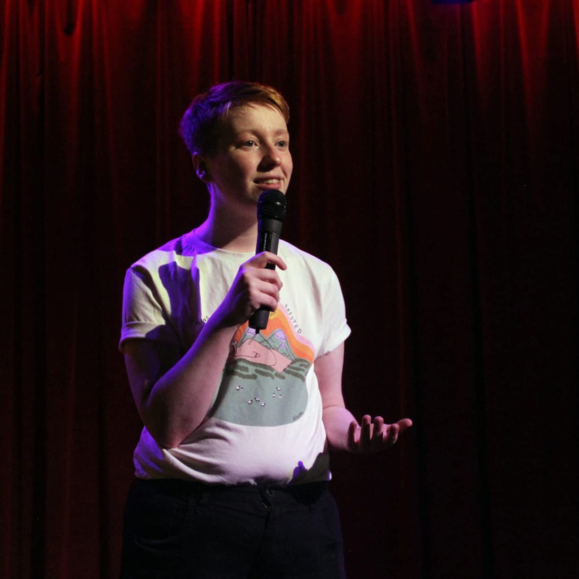Y comediwr ‘stand-up’ sydd wedi dysgu Cymraeg