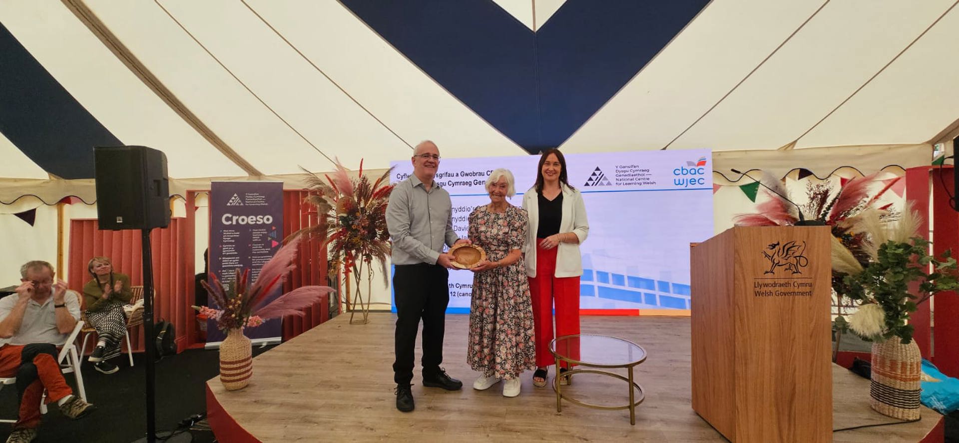 Barbara Roberts o Aberaeron yn derbyn Tlws Coffa Aled Roberts