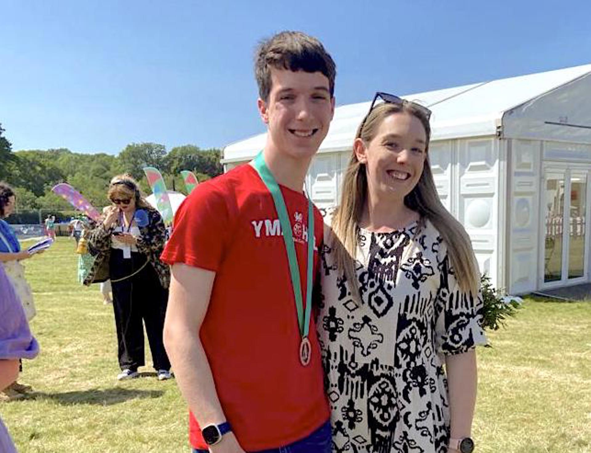 Yr athrawes tu ôl i enillydd Medal y Dysgwyr