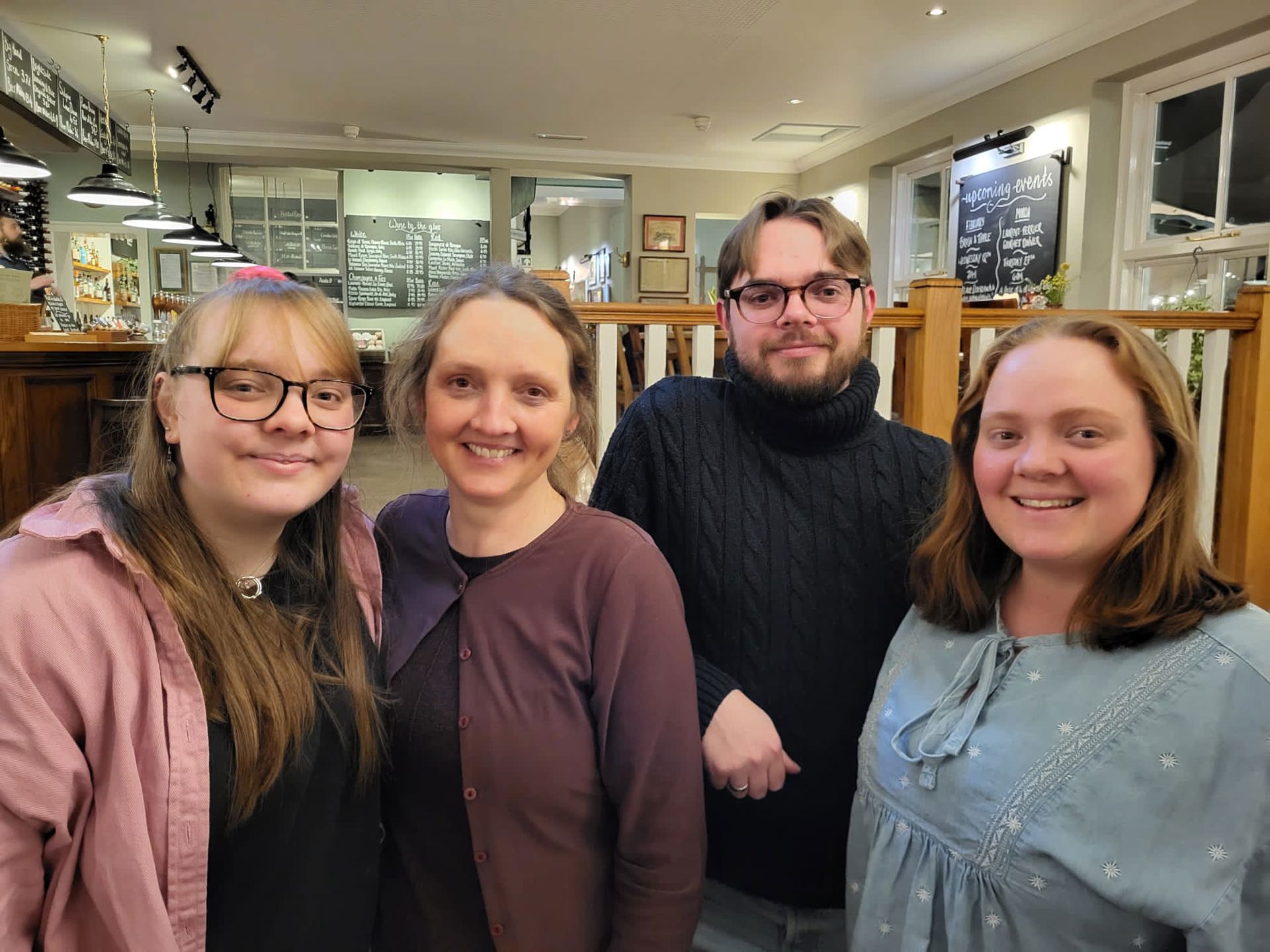 Y teulu sy’n dysgu Cymraeg gyda’i gilydd